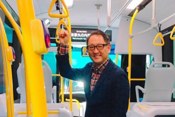 主持脱口秀，骑摩托车，丰田章男这样“玩转”东京车展