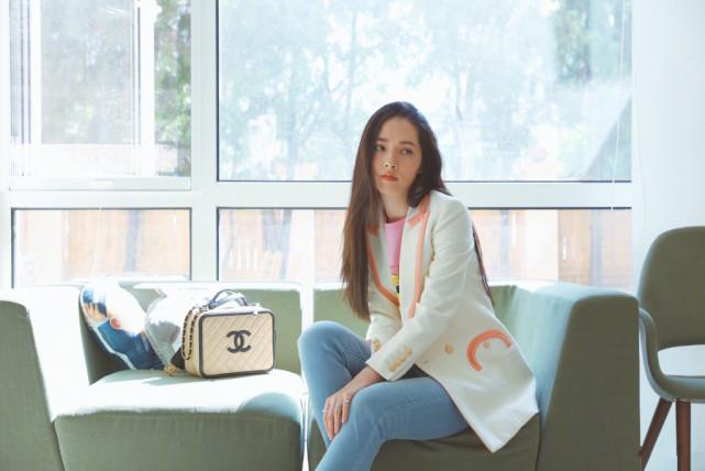 33岁郭碧婷素颜现身机场, 有些老态, 网友: 活在