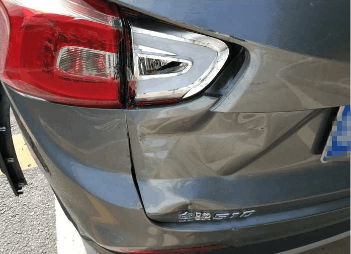 宝骏510马路行驶, 遭大货车追尾, 这质量让货车