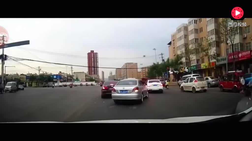 开车自驾游半坡遇上SUV这对父子俩，记录仪拍下这一幕