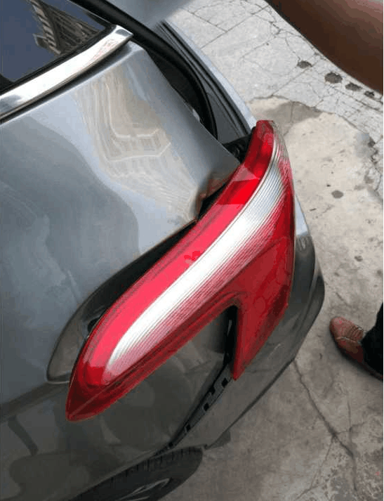 宝骏510马路行驶, 遭大货车追尾, 这质量让货车