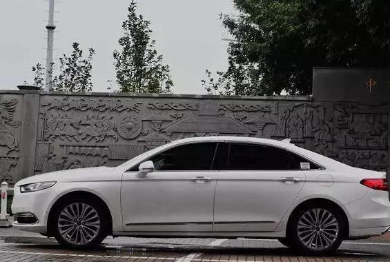 比奥迪A4大一圈，看着很低调，但宝马见了它只能在它后面吃灰