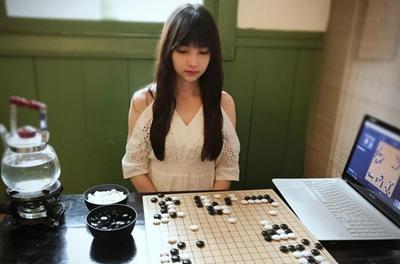 黑嘉嘉是中国围棋界公认的第一女神,年仅23岁的她目前已经是围棋七段