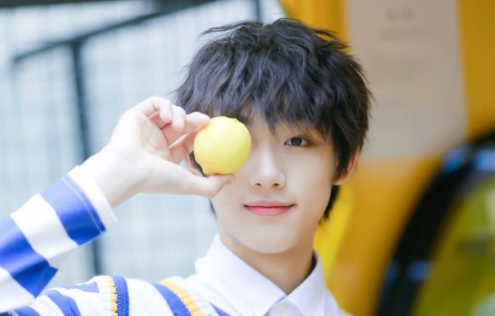 TF家族丁程鑫首登时尚杂志 打破销售记录!