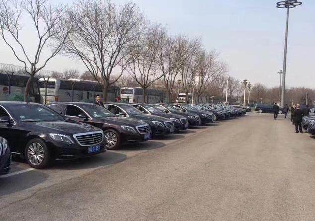 世界上最富有的人，出门带1500个随从！全北京的奔驰S级都被租空