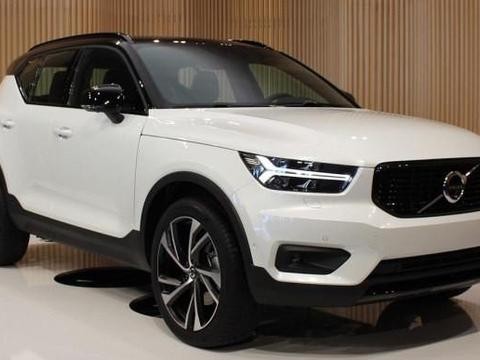 车头两把锤子，配上晃眼的价格，这车在国内要被BBA打得满地找牙