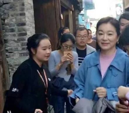 63岁林青霞近照已显年老，但气质依旧满脸慈祥