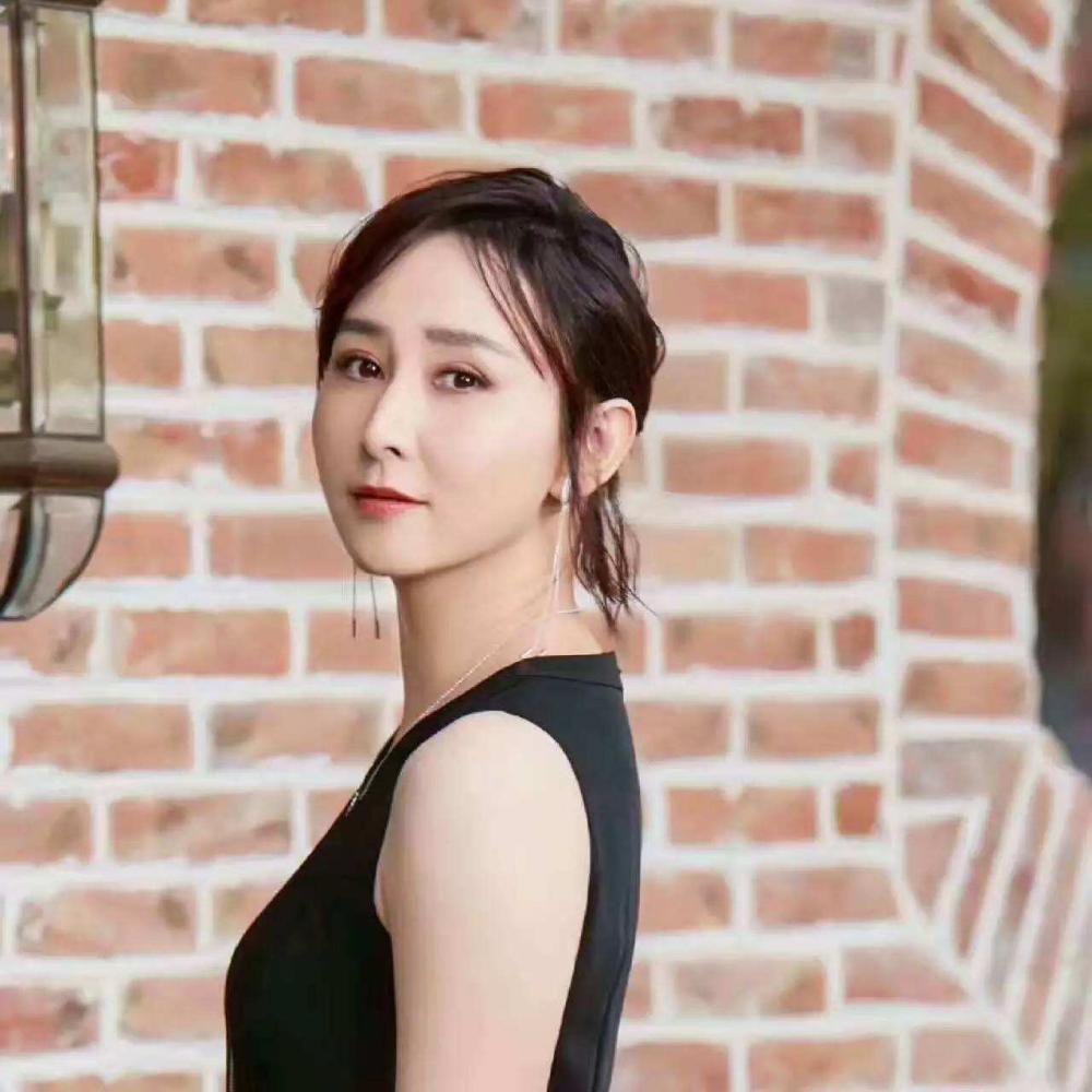 胡静坐轮椅脚缠绷带, 脚伤严重