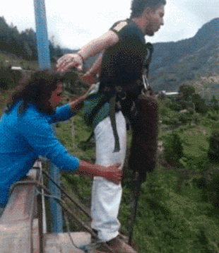 搞笑轻松gif:女朋友又使出这个手势,我的肾瞬间一紧