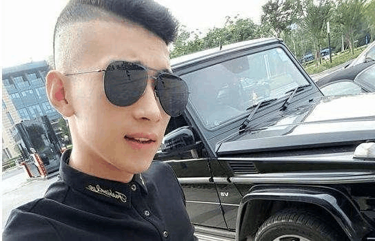 他曾以买面包为生,靠喊麦身家过亿,开300万的