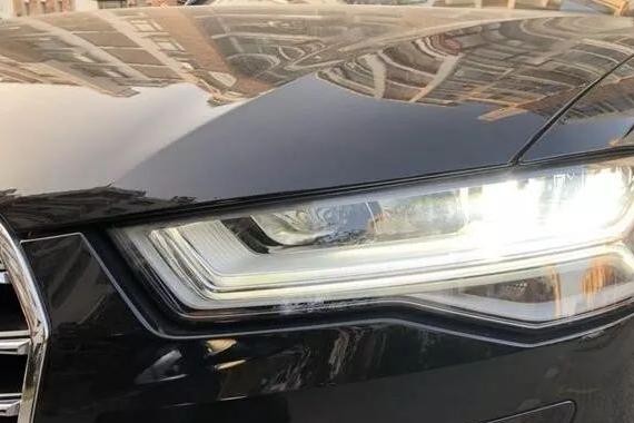 49万入手的18款奥迪A6L油耗不错，车主吐槽内饰老气竟不能看电影