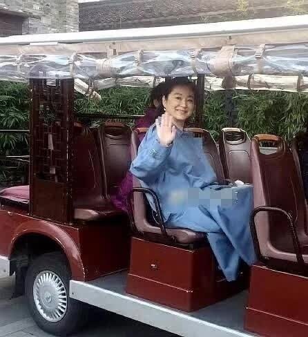 63岁林青霞近照已显年老，但气质依旧满脸慈祥