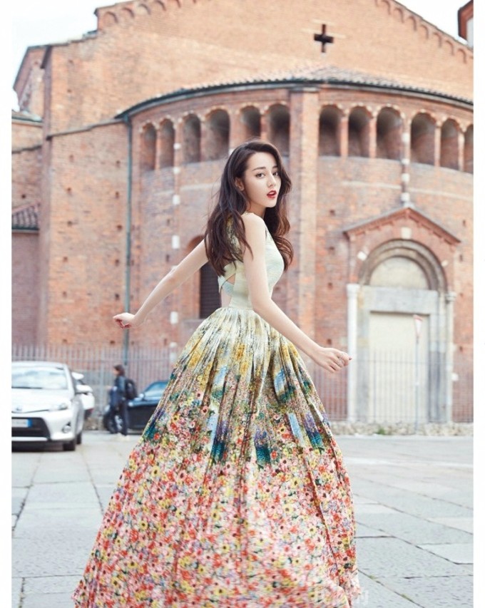 迪丽热巴开胸露背长裙 画面如诗如画般浪漫优