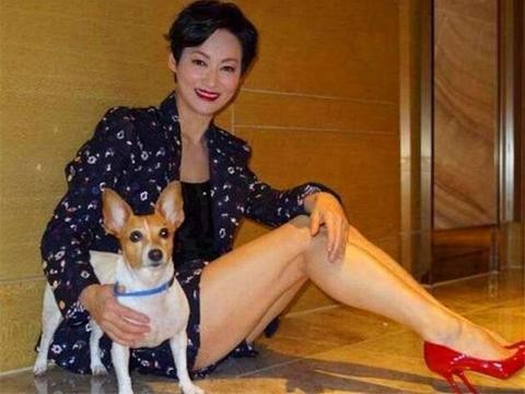 她在剧中是“灭绝师太”，今57岁成为影后开上豪车，但至今未婚！
