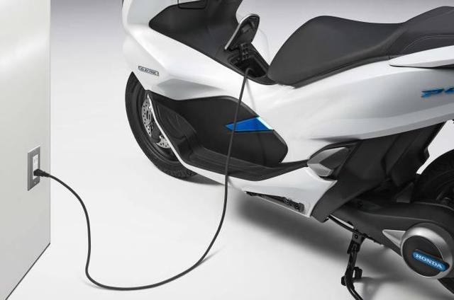 2017东京车展本田PCX 混合动力踏板摩托车