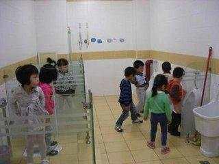 小芳懵了,难道幼儿园厕所都是男女小朋友公用的吗?