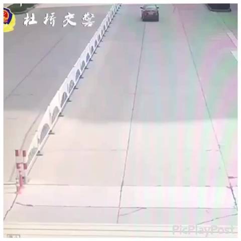 骑电动车女子被撞，飞身上车顶，仅受轻伤     ​