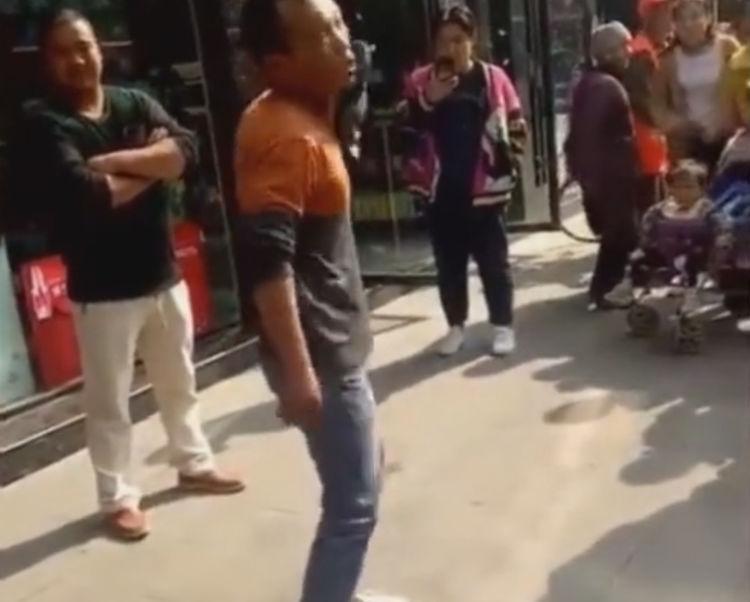 男子直播拖鞋扇耳光,一块钱礼物扇一下,直接打了80多