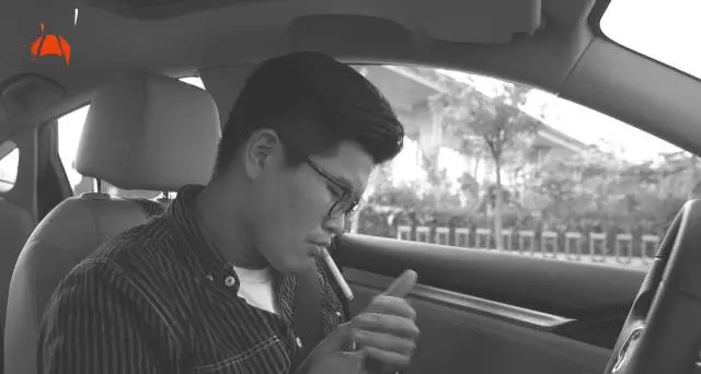 有美女在车上,男人千万要忍住别干这事!否则后悔一生!