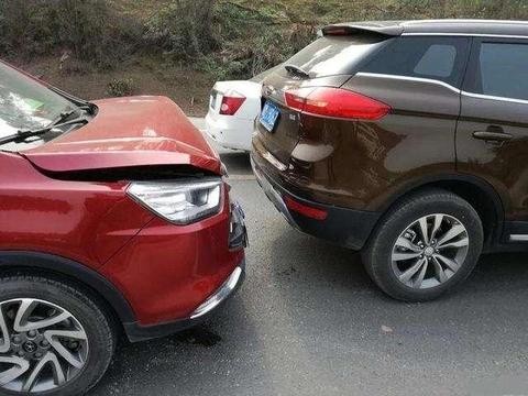 瑞风S3马路追尾吉利博越，这一撞才看出差距！