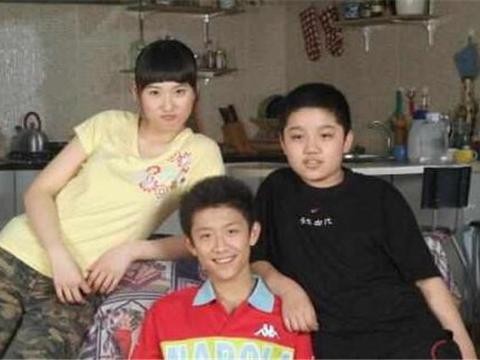 她凭《家有女儿》走红，因私生活混乱被淡忘，今坐豪车活成这样！