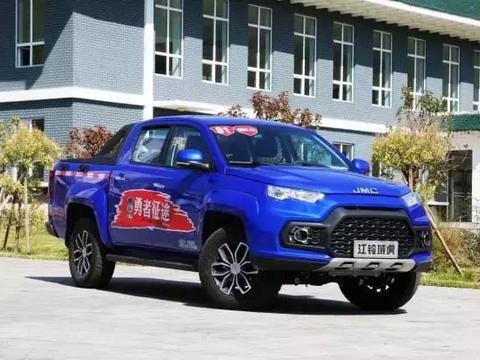 这款车跑公路、沙漠都不是问题，内饰豪华，猛禽都要自叹不如