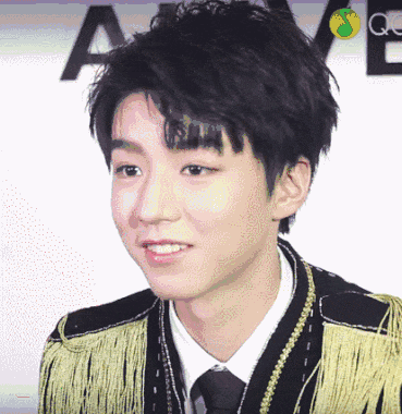 2017年,小凯也已经成年了,虽然还是有点娃娃脸和可爱的小虎牙,但是他