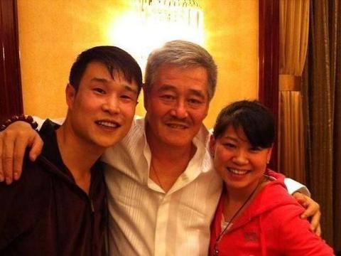 他一夜成名开百万级别的豪车，被赵本山警告不听，如今沦为伪娘