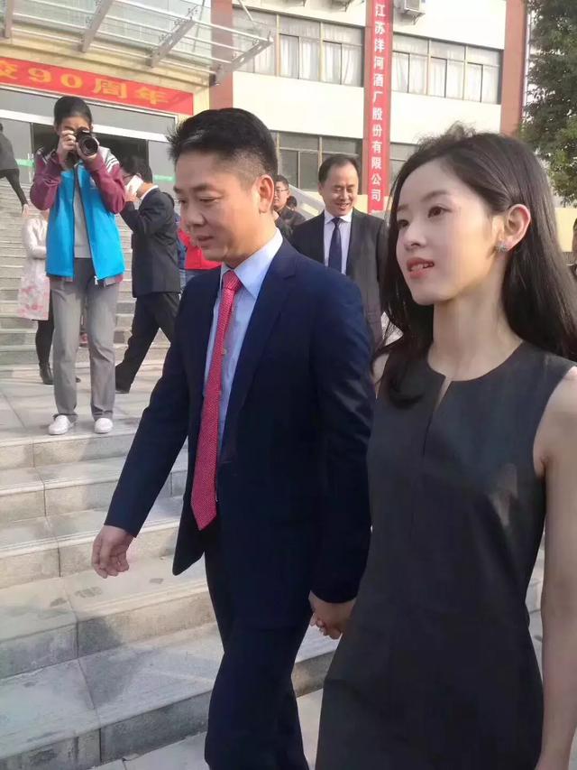 坐拥百亿集团总裁之女章泽天，为何选择嫁给大19岁的刘强东。