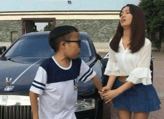 靠被骂而出名的陈山,丑出天际却坐拥无数美女