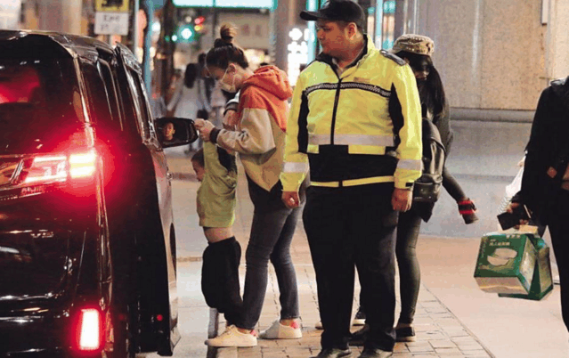 小小春坐地闹脾气, 应采儿一把抓上车
