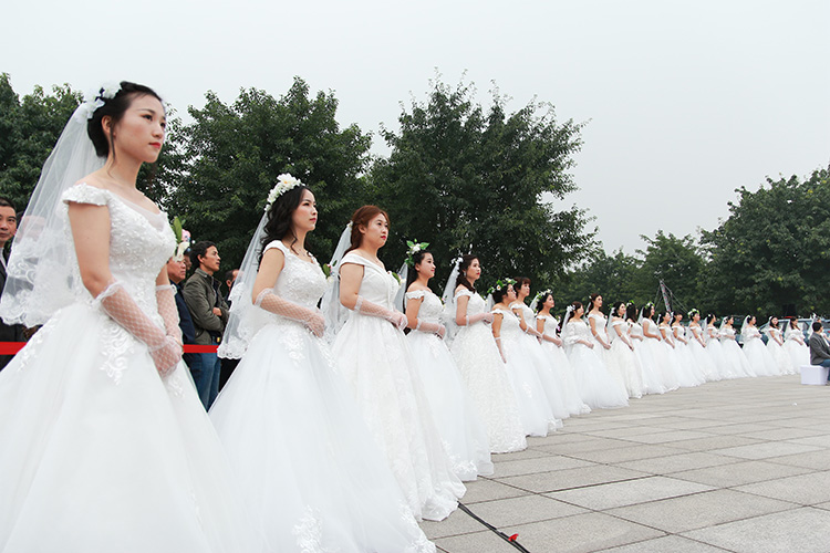 除年终奖和五险 这家企业还“承包”员工婚姻