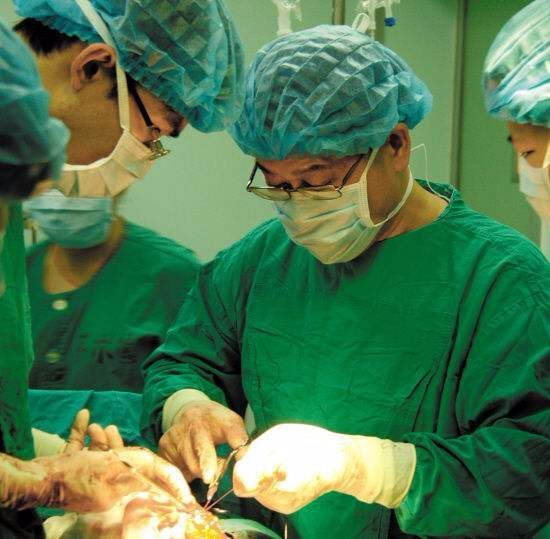 宝妈分娩后腹痛有恶臭味,得知真相丈夫怒找医