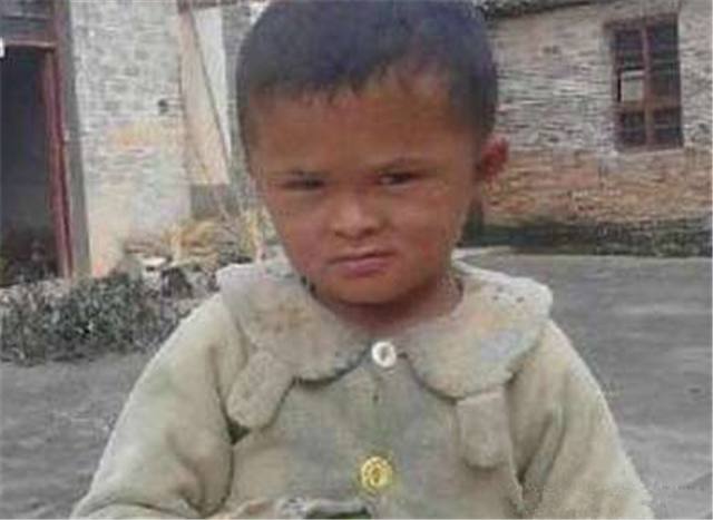 他凭一张马云脸走红,被资助2万不上学,今9岁坐