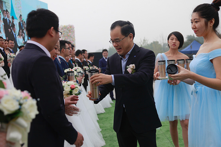 除年终奖和五险 这家企业还“承包”员工婚姻
