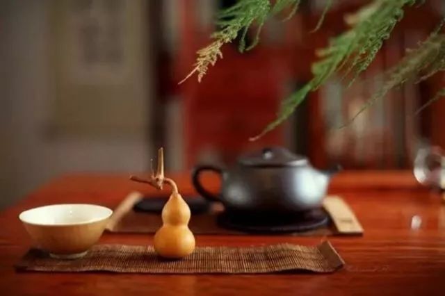 坐酌泠泠水， 看煎瑟瑟尘，无由持一碗， 寄与爱茶人
