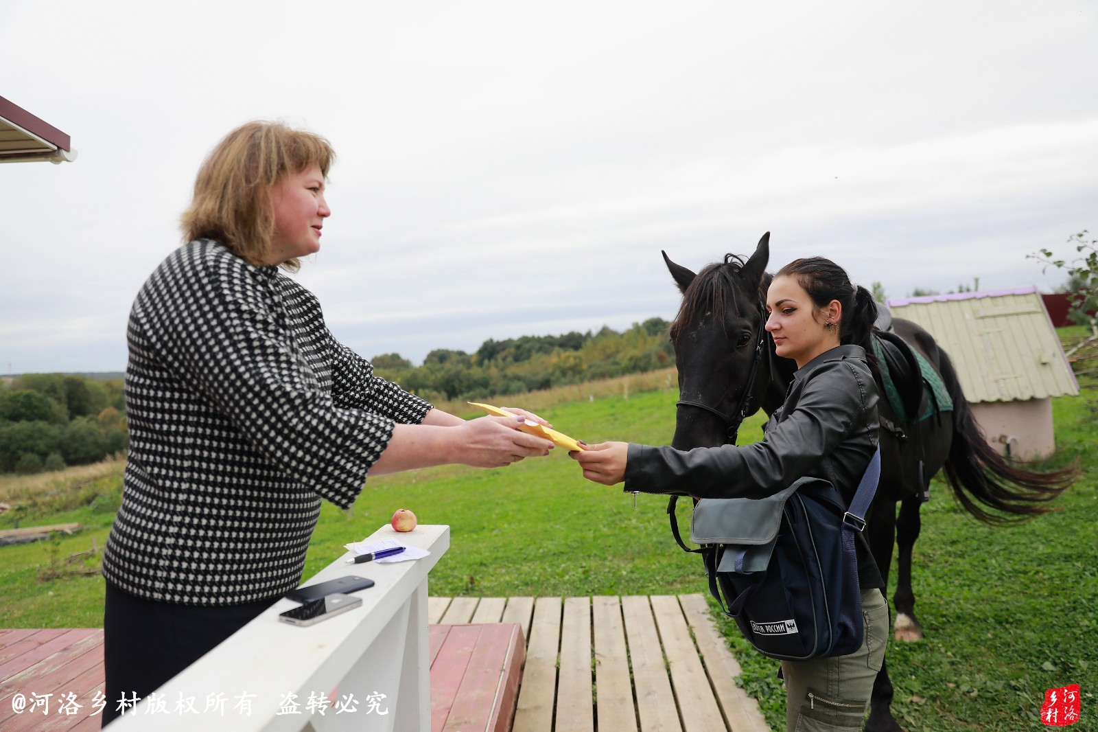 俄罗斯大妈网购河南假睫毛 美女骑马送快递