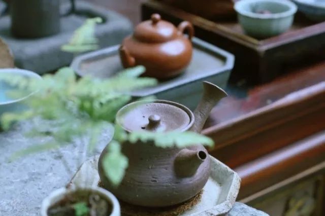 坐酌泠泠水， 看煎瑟瑟尘，无由持一碗， 寄与爱茶人