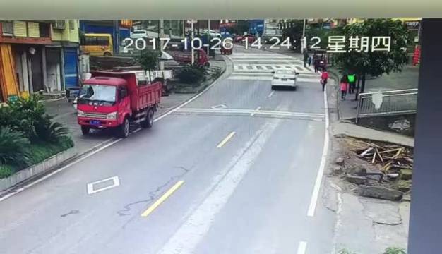 这孩子…捡条命！给货车司机来个赞！  直播车市全球车市车友会新能源车市我...