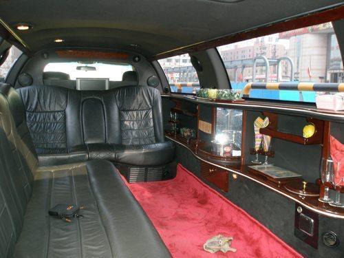 结婚租了辆加长林肯婚车,结果进去一看,这是花