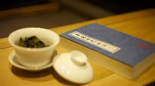 坐酌泠泠水， 看煎瑟瑟尘，无由持一碗， 寄与爱茶人
