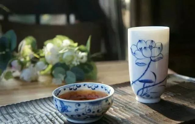 坐酌泠泠水， 看煎瑟瑟尘，无由持一碗， 寄与爱茶人