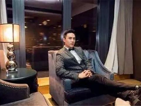 他出道就是男一，母亲为了他离婚再复婚，今开上豪车，生活幸福！