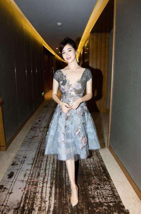 左小青的美有着一种不带侵略性的美美得自然