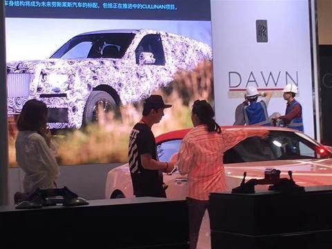 王思聪又提车了！豪掷数百万买车，只因心情好想换个颜色的车开