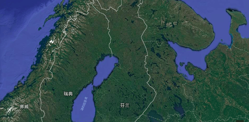 军车闯'红灯'撞火车 猜一猜谁把谁大卸八块了?