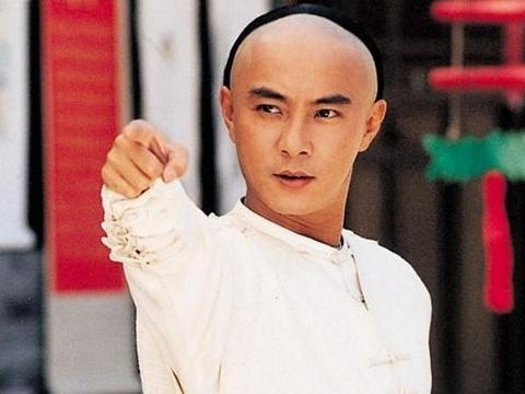 同一角色超越李连杰，老婆20年来打两百针为求子，今只有豪车做伴
