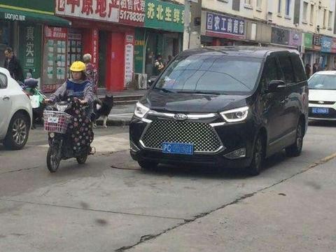 街头实拍江淮瑞风M6, 外观霸气不输埃尔法, 售14万丰田都懵了