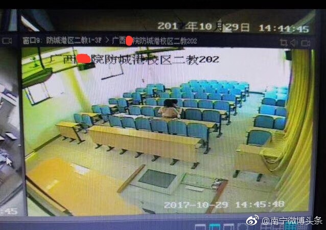 咦惹！广西某高校一对男女，教室内“学习”全程被拍[允悲]