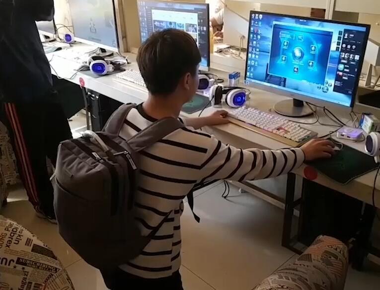 小学生去网吧打游戏，突然做这个举动，让女生脸红！
